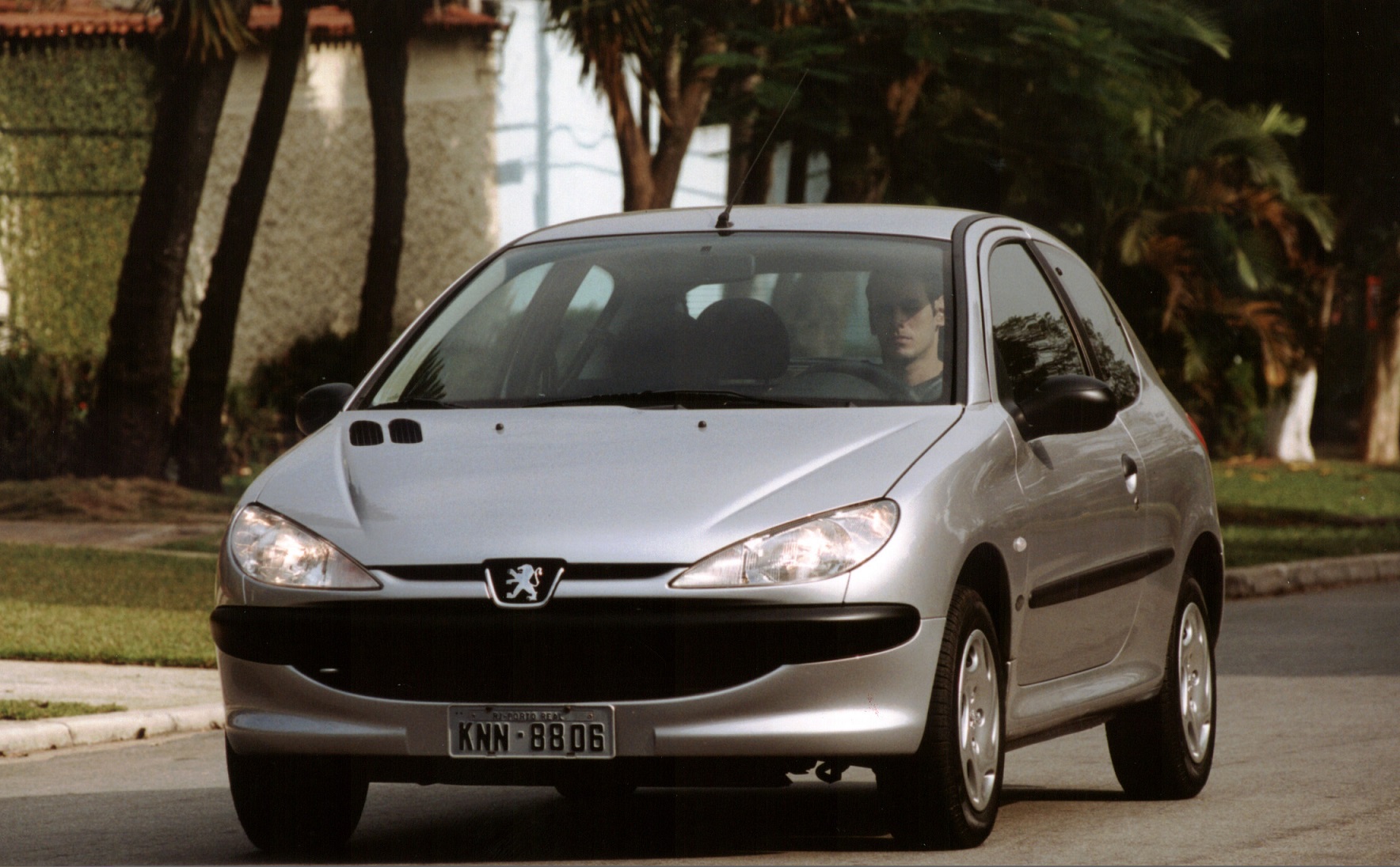 Peugeot 206 1.0 2001 prata de frente em movimento