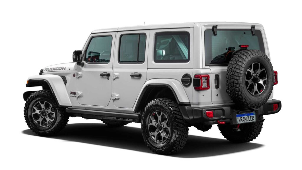 Jeep Wrangler 2023 visto da diagonal traseira.