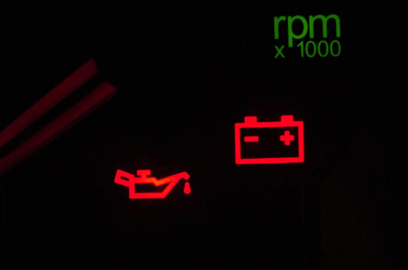 Luzes da bateria e do óleo acesas em painel de carro