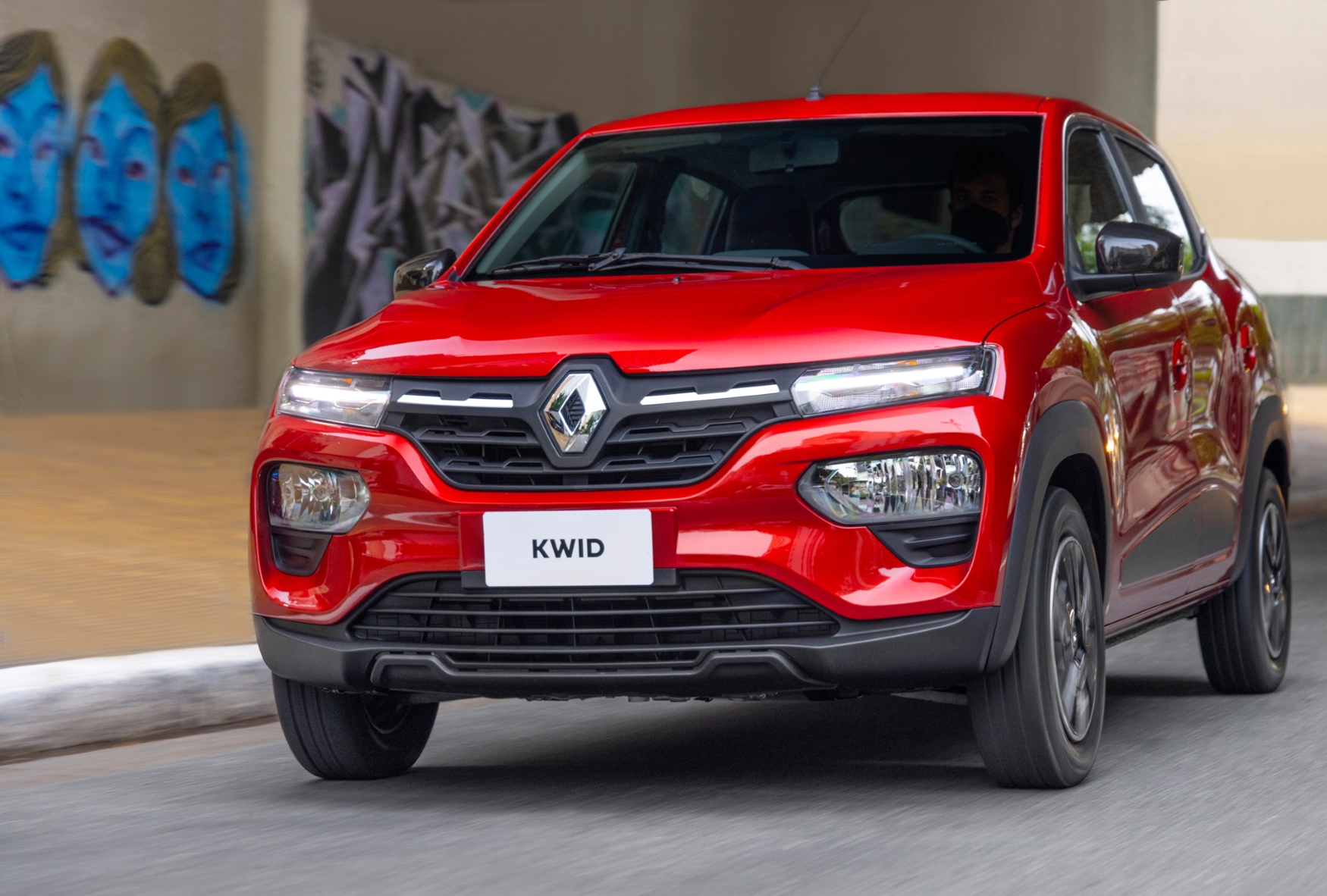 Renault Kwid modelo 2023 vermelho de frente em movimento no asfalto. O modelos seria, potencialmente, uma das opções para a volta dos carros populares. 