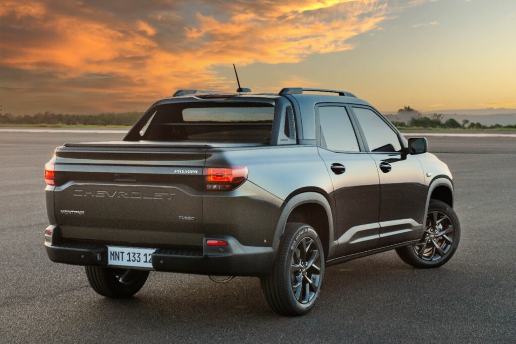 Nova caminhonete Chevrolet Montana cinza de traseira; modelo está na lista de lançamentos 2023.