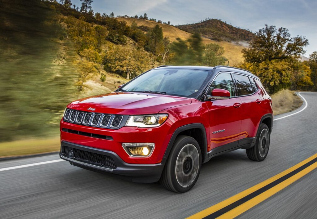 Jeep Compass americano 2017 vermelho de frente em movimento em estrada.