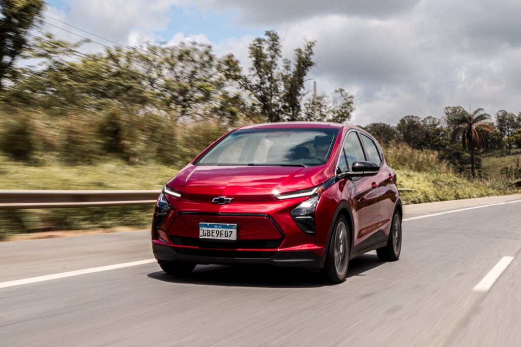 Chevrolet Bolt EV 2023 vermelho de frente em movimento