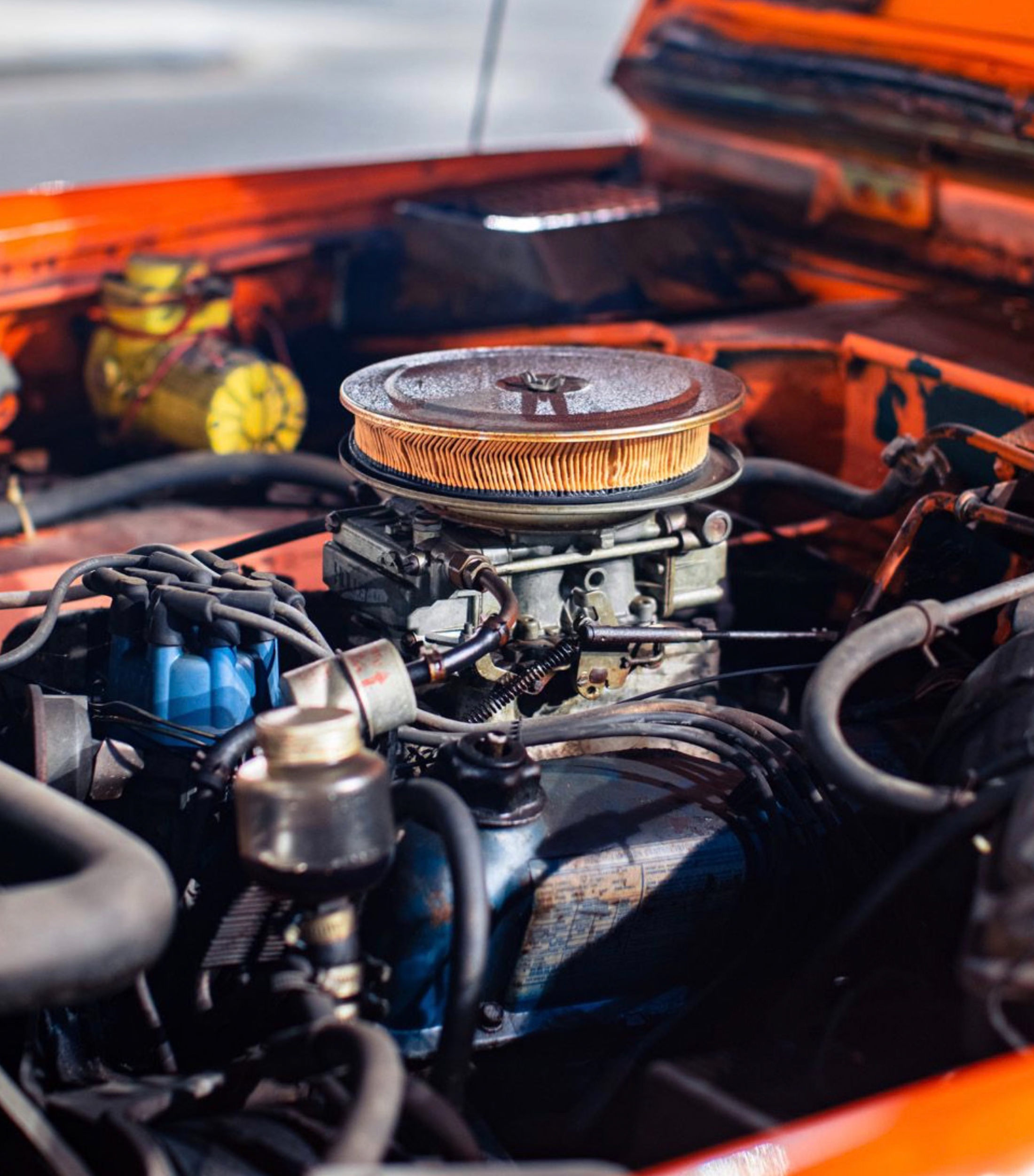 Foto do motor do Ford Bronco de 1976. É posível ver sinais de desgaste