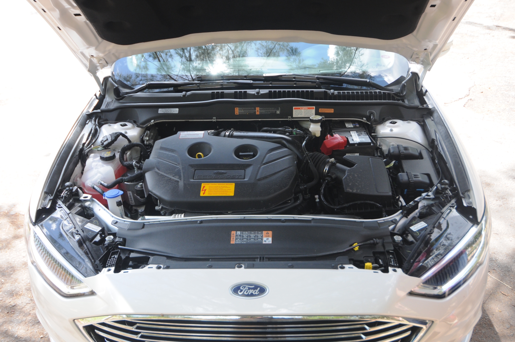Ford Fusion Titanium 2.0 EcoBoost AWD sedan modelo 2015 2016 branco cofre do motor