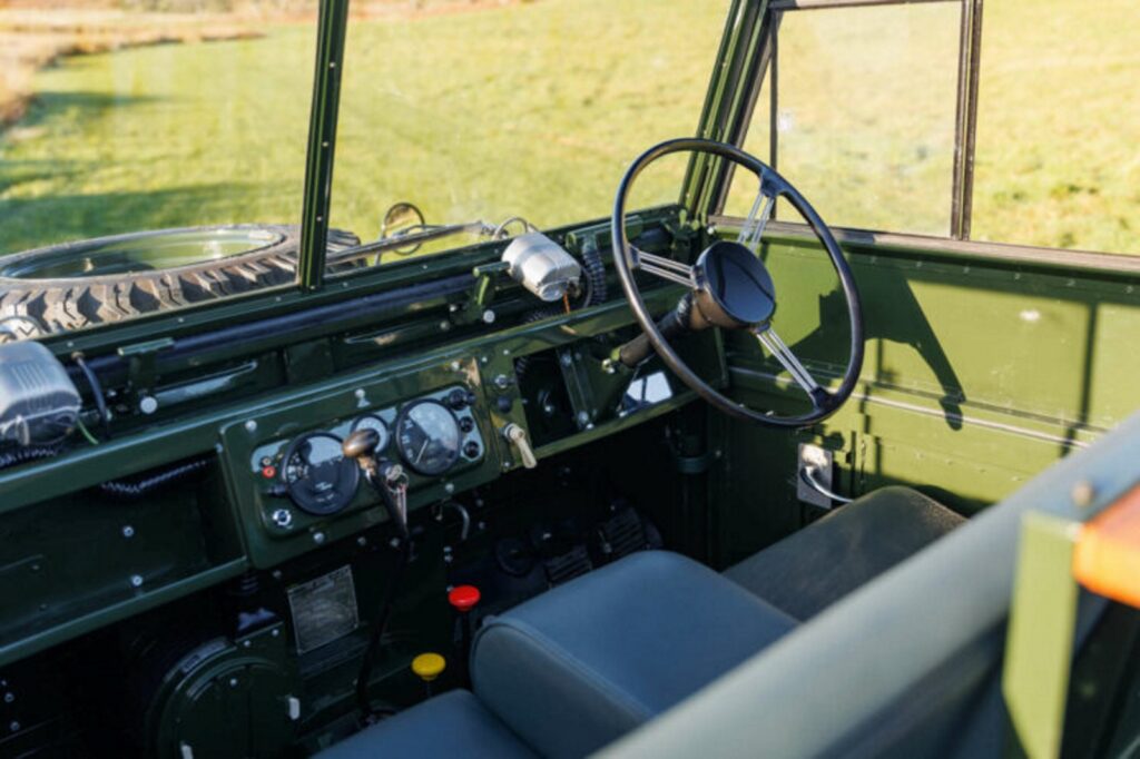 Parte da frente interna do Land Rover Série 1 do Rei George VI.