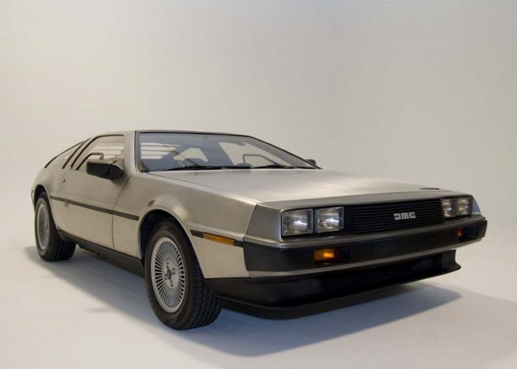 DeLorean DMC-12 de frente; modelo foi um dos protagonistas do filme De Volta para o Futuro