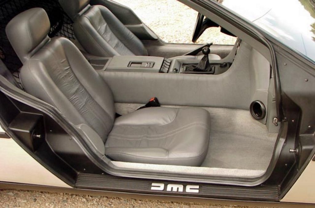 Interior do DeLorean DMC-12; modelo foi um dos protagonistas do filme De Volta para o Futuro