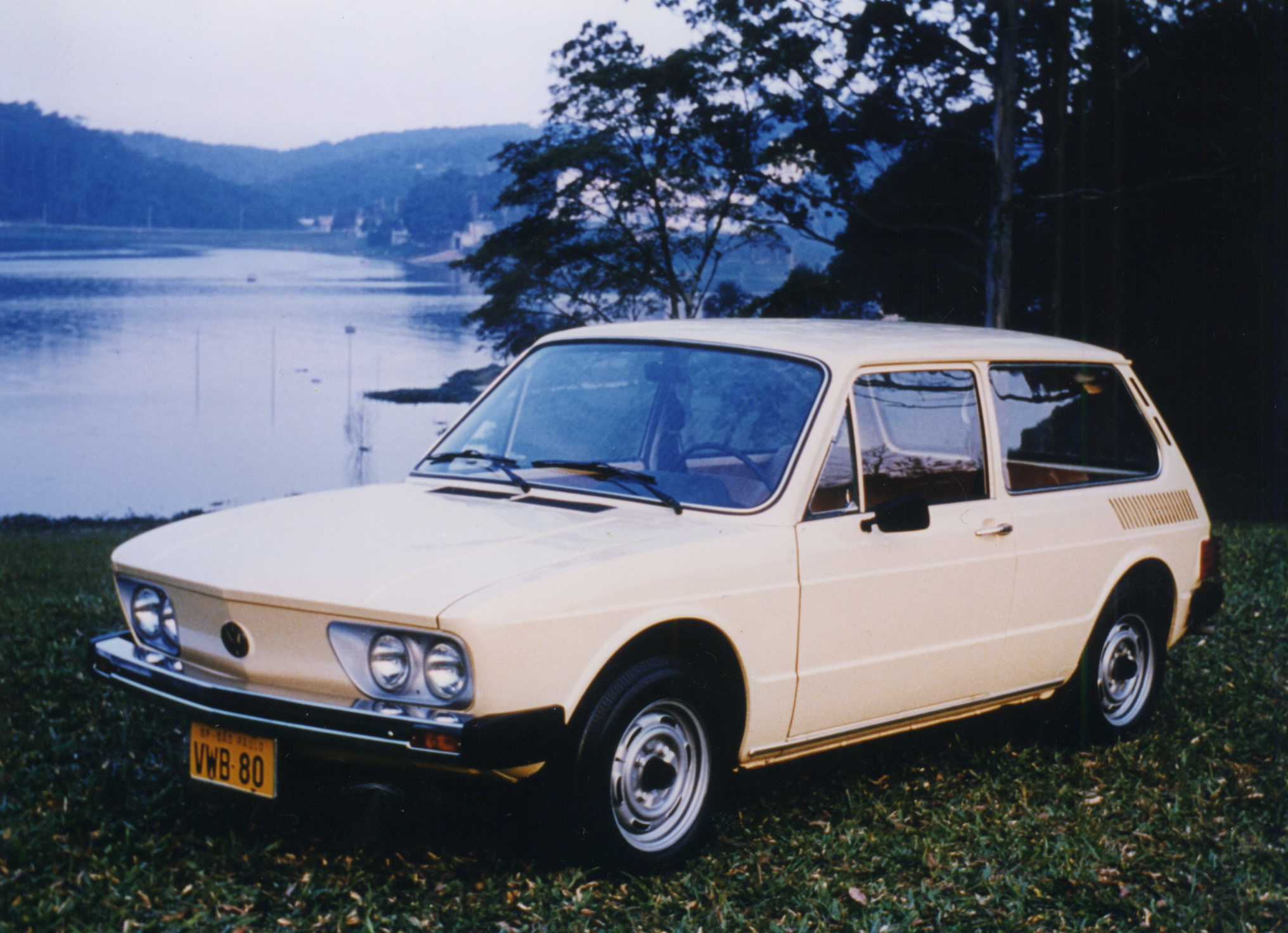 Volkswagen Brasilia 1980 de frente estacionada com lagoa e montanhas ao fundo