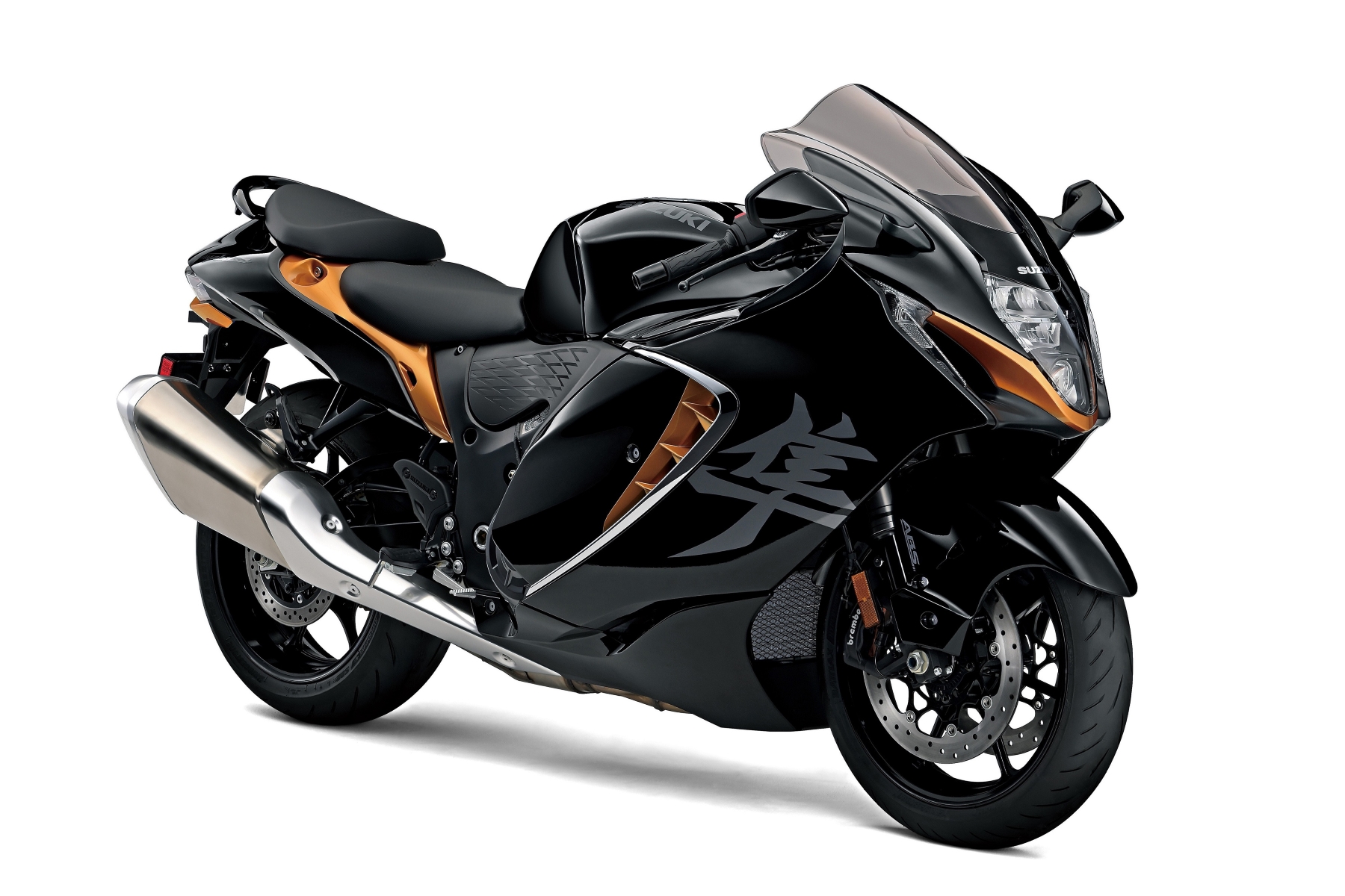 Suzuki Hayabusa GSC 1300R modelo 2023 preta com detalhes cinza laranja de frente no estúdio