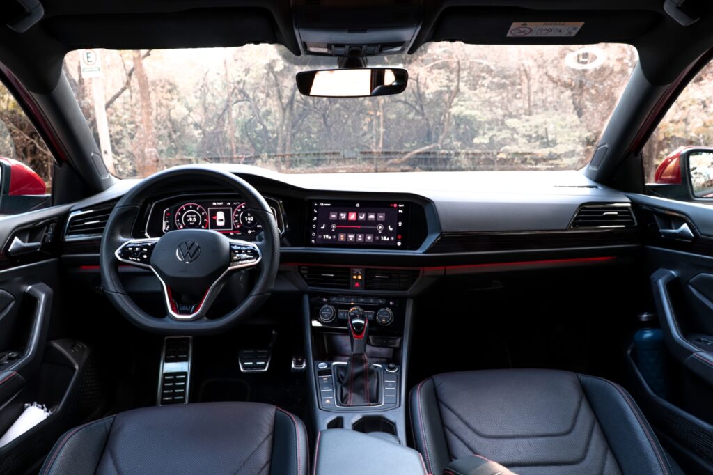 VW Jetta GLI 350 TSI modelo 2022 vermelho interior painel bancos estático
