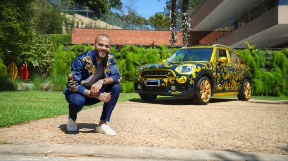 Daniel Alves posa com seu Mini Cooper Countryman