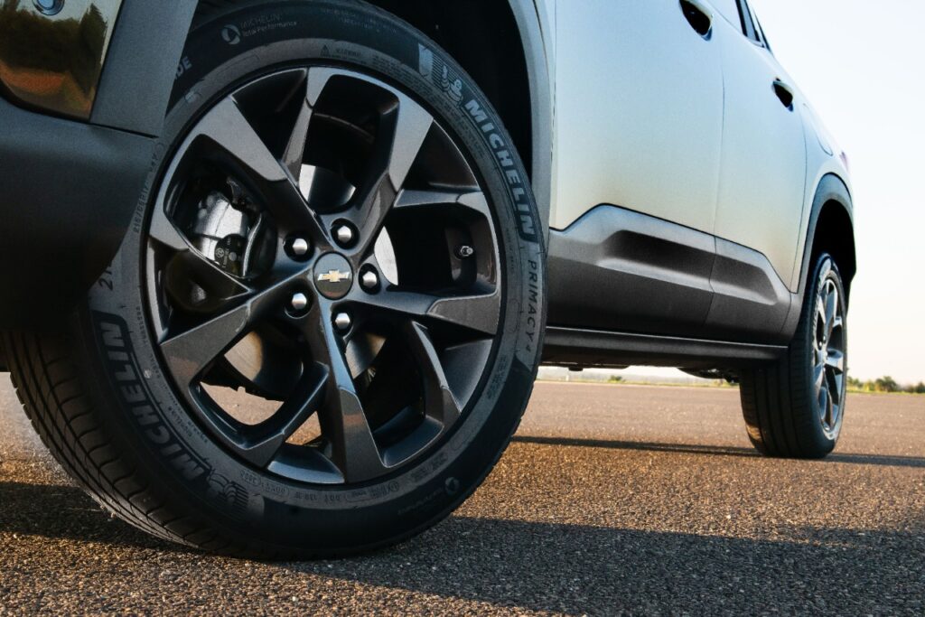 Nova Chevrolet Montana modelo 2023 cinza escuro roda de liga leve de 17 polegadas