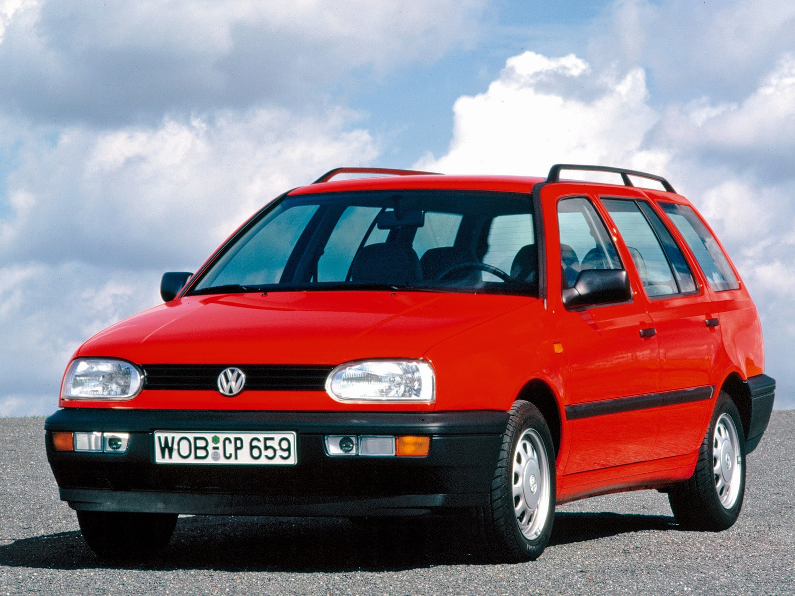 Volkswagen Golf Variant 1993 vermelha de frente