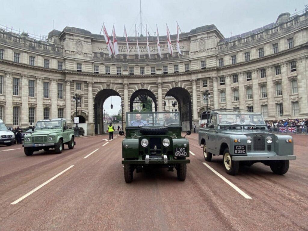 Land Rover Série 1 do Rei George VI verde em passeata real no castelo.