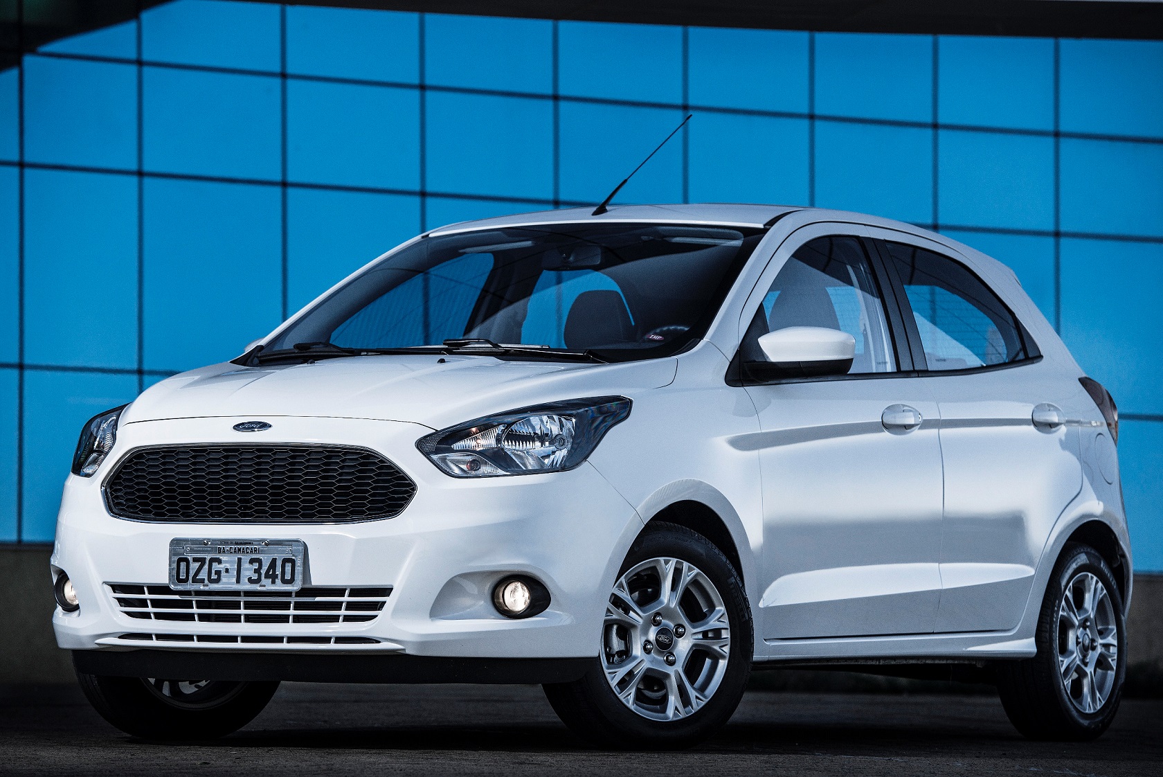 Ford Ka 2015 branco visto de frente e estacionado