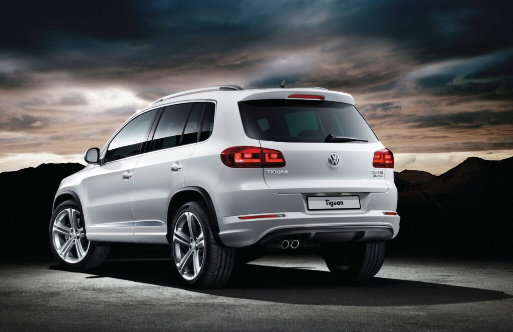 Volkswagen Tiguan R-Line modelo 2012 prata de traseira no asfalto