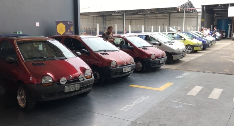 Várias unidades do Renault Twingo estacionadas durante encontro; modelo está comemorando 30 anos.