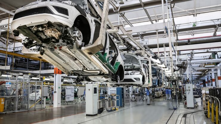 Linha de produção do Gol na fábrica da Volkswagen em Taubaté (SP)