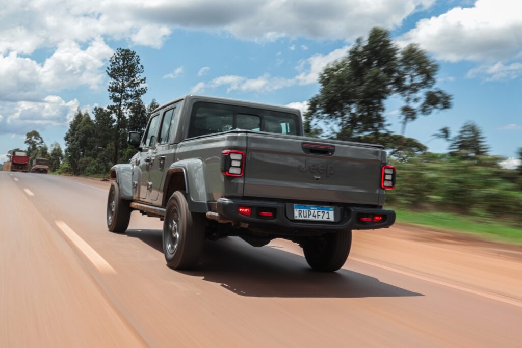 Jeep Gladiator Rubicon 3.6 V6 modelo 2022 cinza de traseira no asfalto em movimento