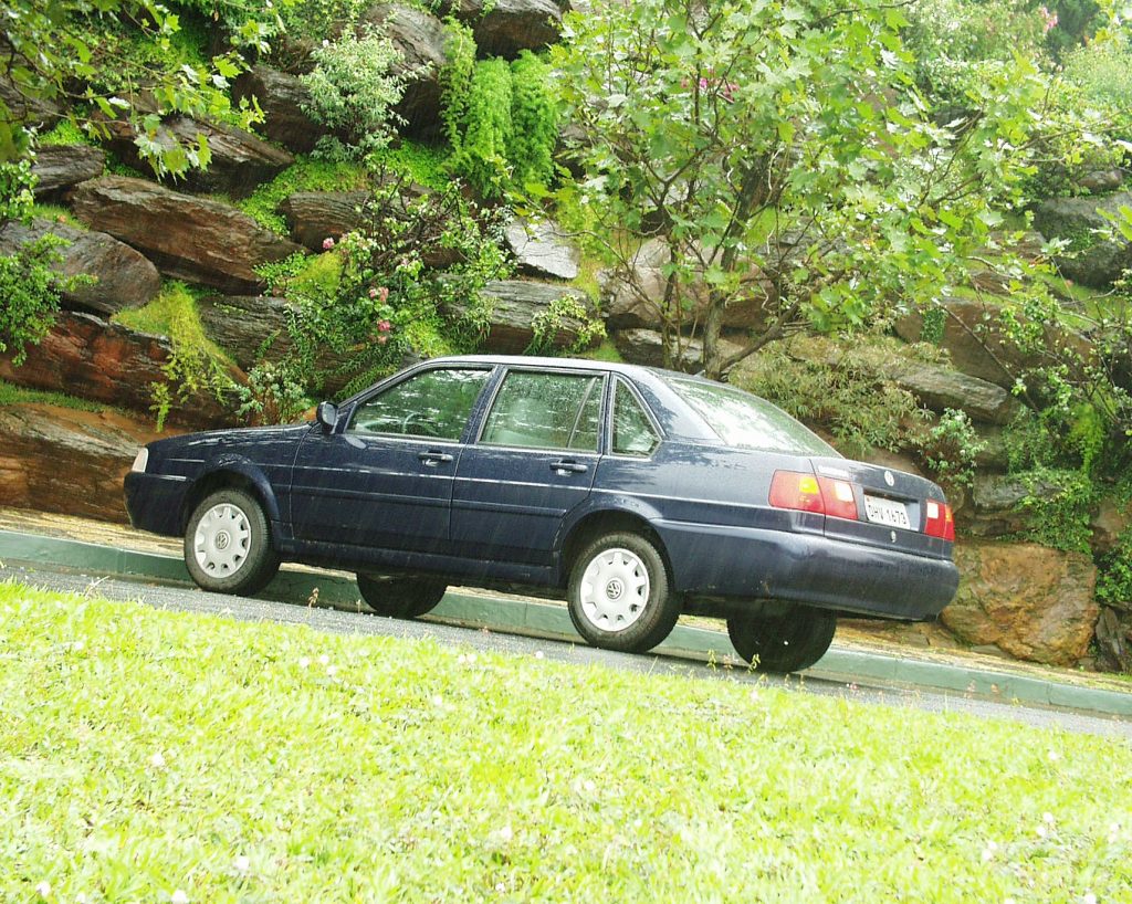 Novo Volkswagen Santana azul de traseira; modelo já pode receber a placa preta.