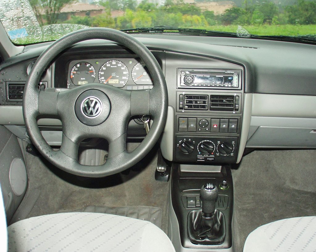 Interior do novo Volkswagen Santana; modelo já pode receber a placa preta.