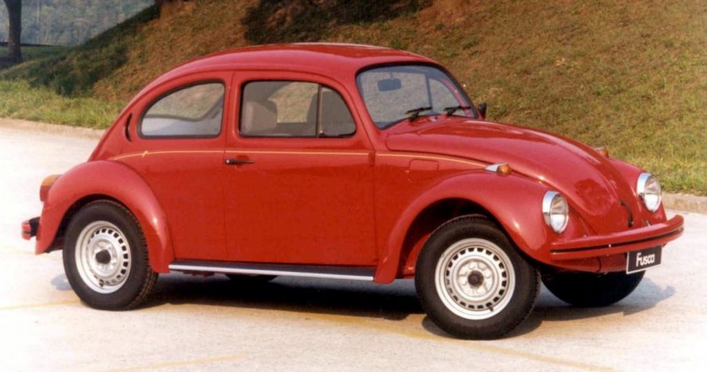 Volkswagen Fusca vermelho de frente; modelo está na lista de carros que podem receber placa preta a partir de 2023.