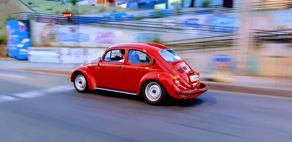 Volkswagen Fusca vermelho de traseira; modelo está na lista de carros que podem receber placa preta a partir de 2023.