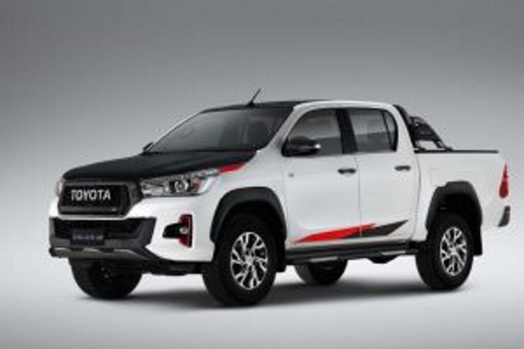 Toyota Hilux 2019 versão esportiva GR-S branca com detalhes em preto e vermelho