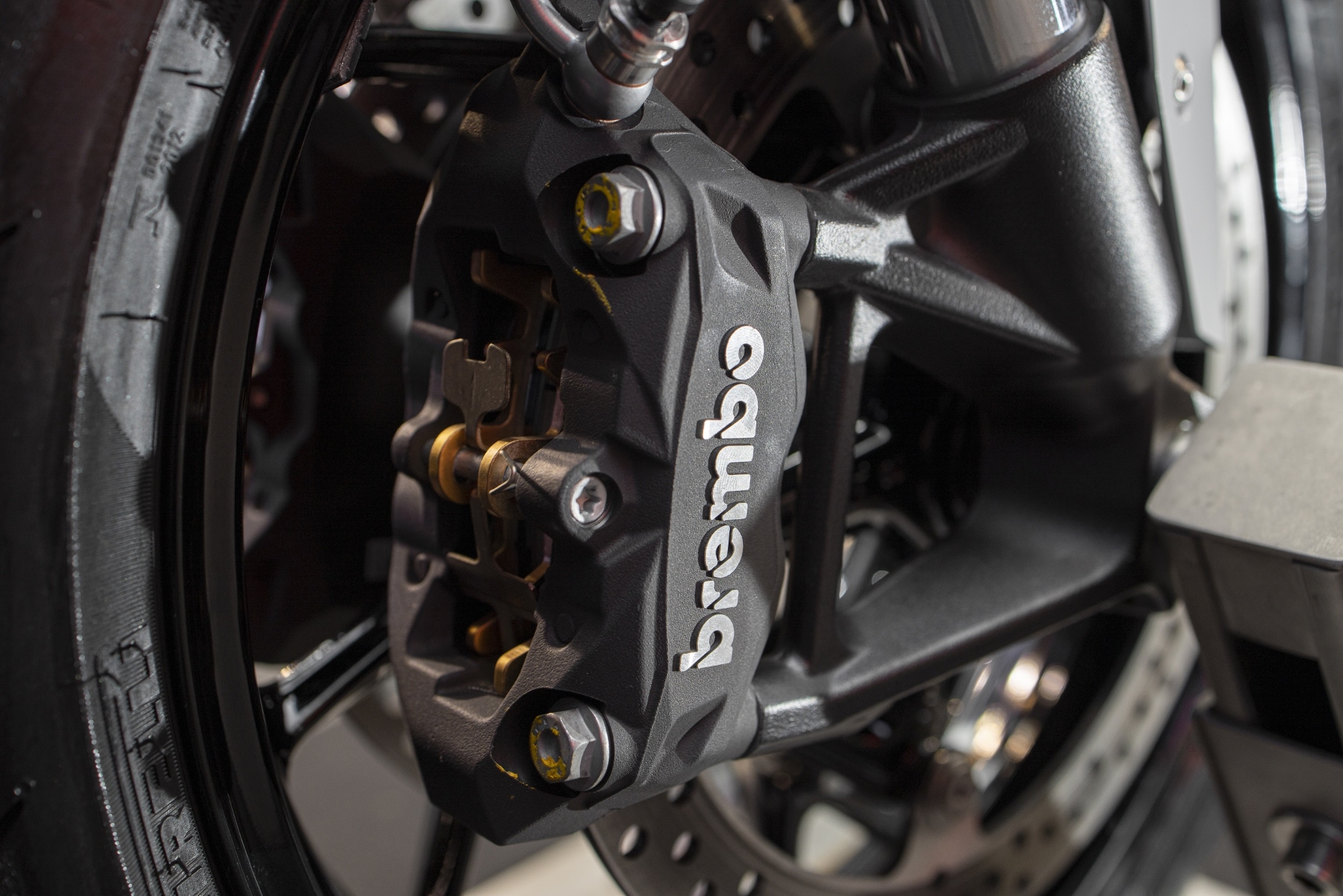 BMW F 900R Sport modelo 2023 detalhe roda traseira freio Brembo