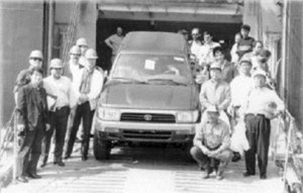 Toyota Hilux 1992 chegando do Japão no porto