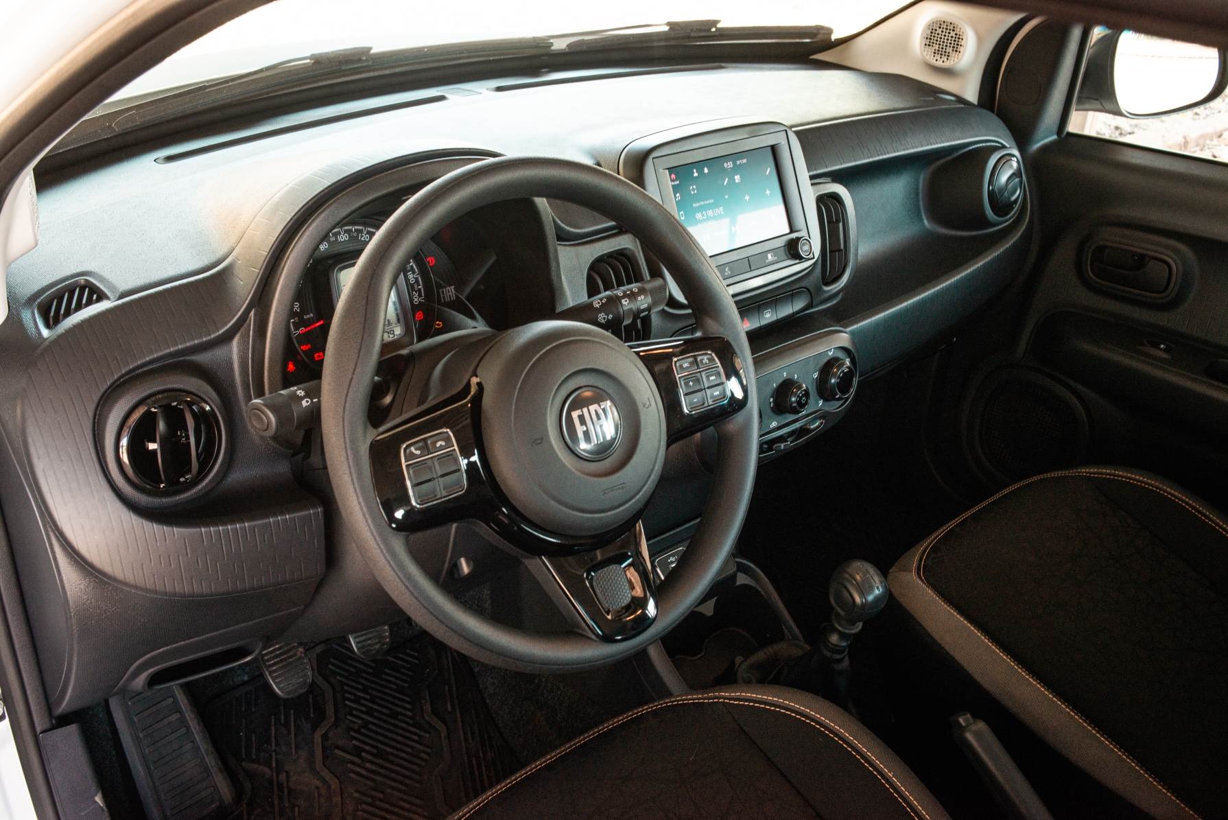Fiat Mobi Trekking 1.0 white interior static dashboard 2021