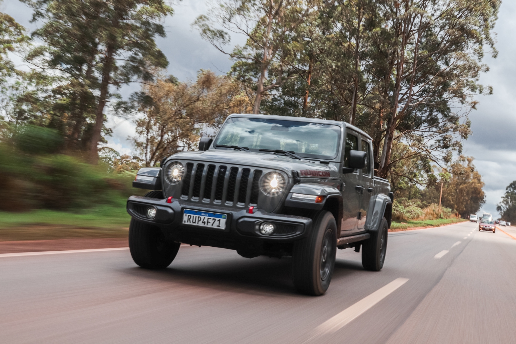 Jeep Gladiator Rubicon 3.6 V6 modelo 2022 cinza de frente no asfalto em movimento