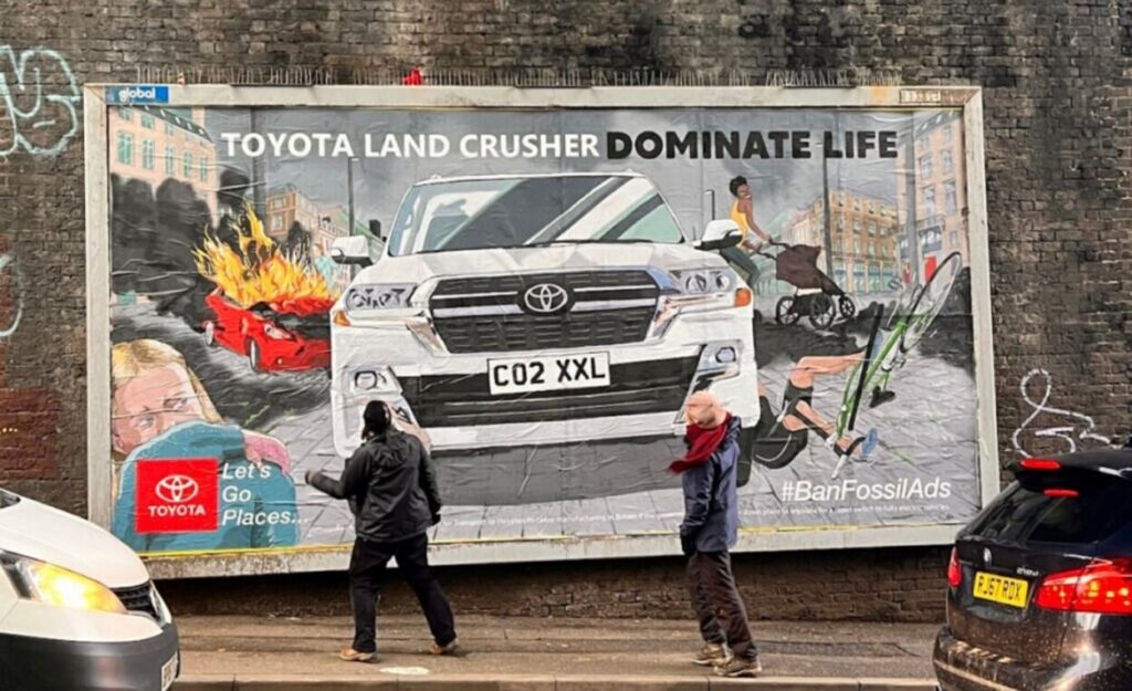 Outdoor subvertido com mensagem de ataque à Toyota. A frase diz "Toyota Land Crusher domina a vida", fazendo alusão ao modelo Cruiser.