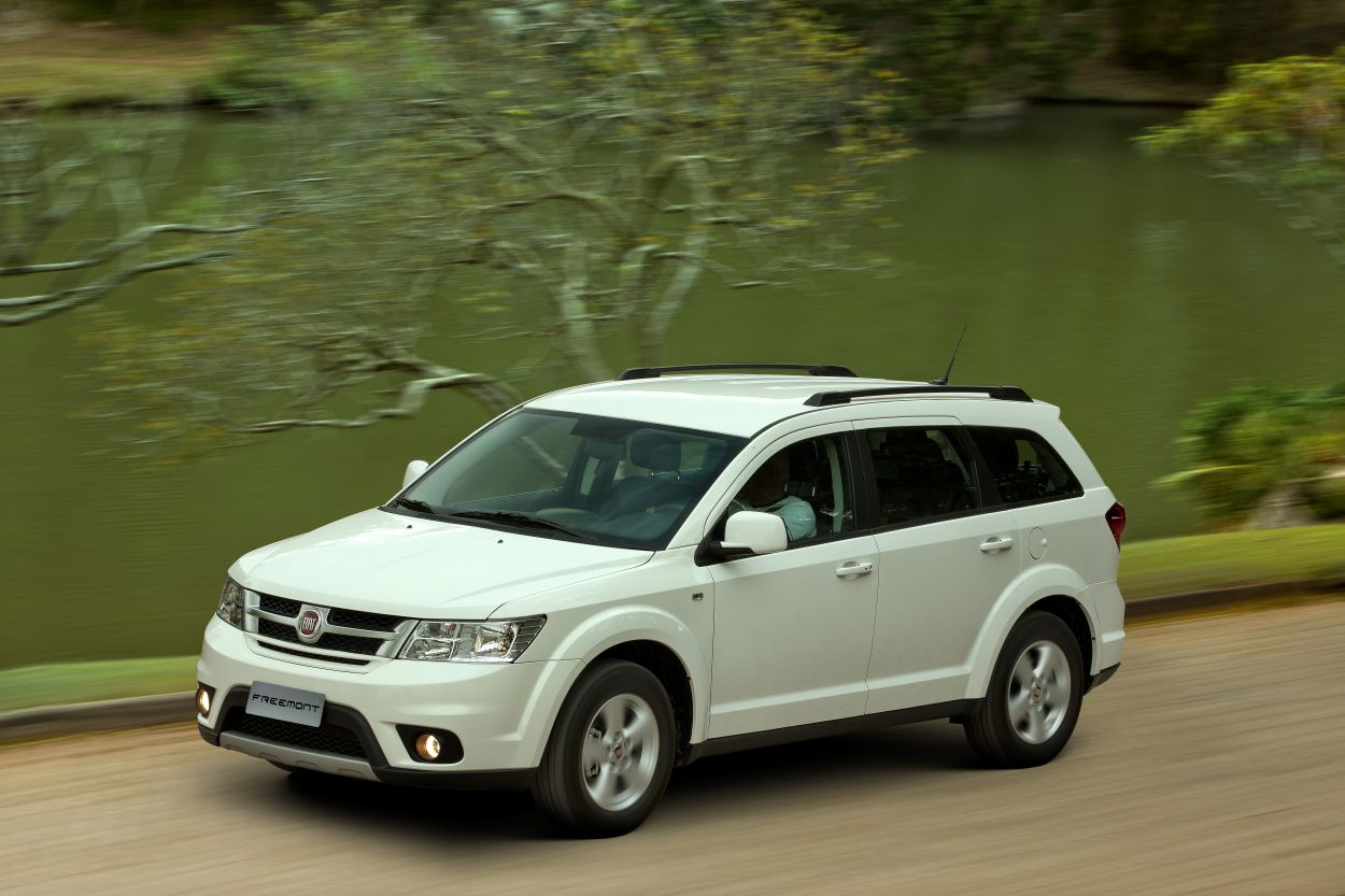 Fiat Freemont branco de frente em movimento