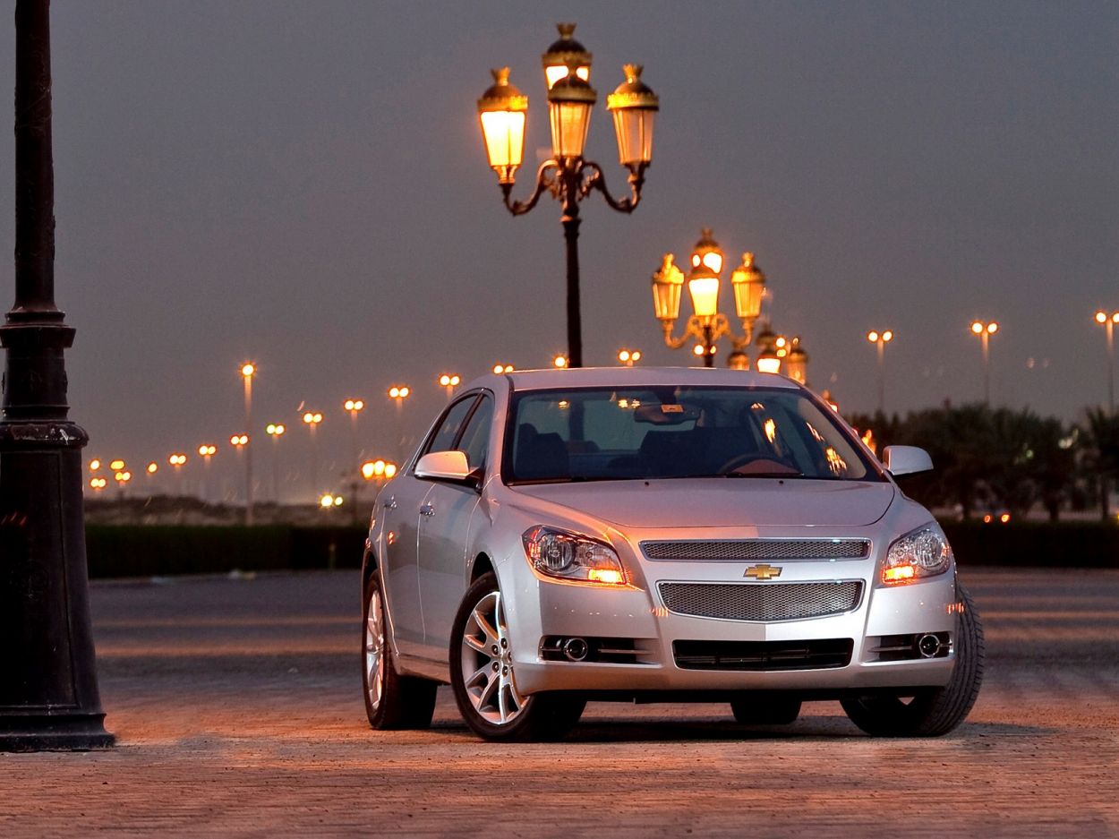 Chevrolet Malibu 2011 prata de frente estacionado