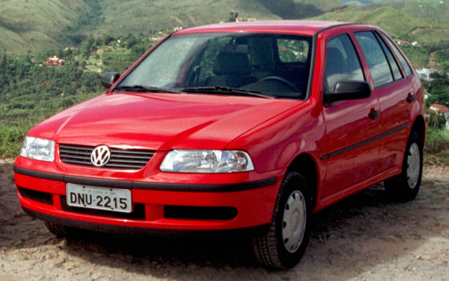VW Gol City Trend 1.0 Total Flex quatro portas modelo 2005 vermelho de frente na terra