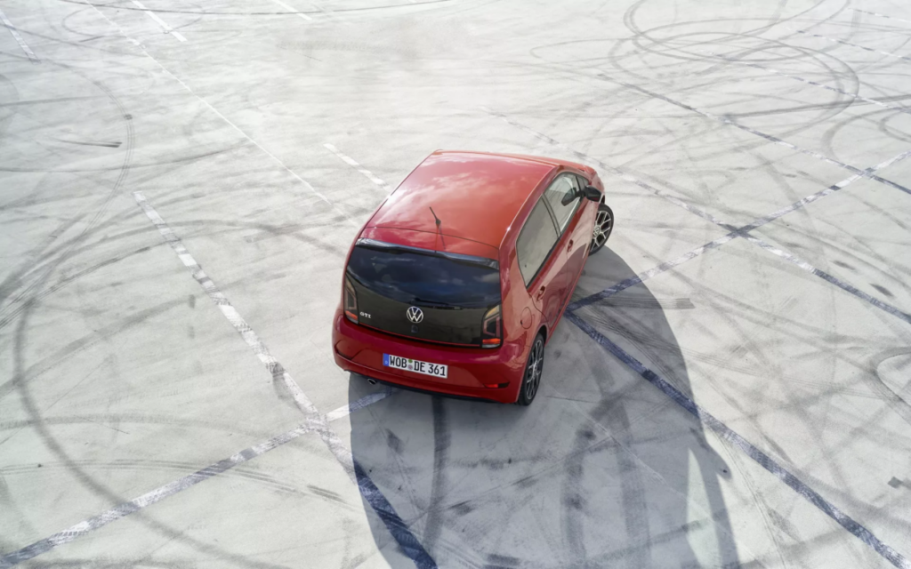 Volkswagen Up! GTI vermelho visto de cima e de trás.