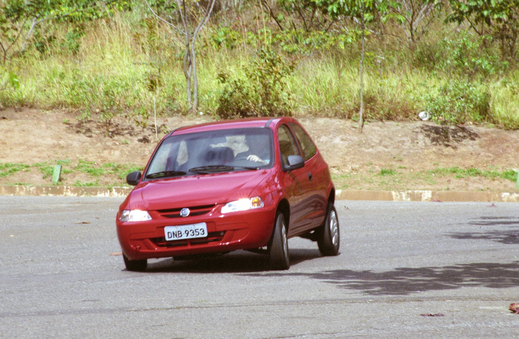 Chevrolet Celta Life 1.0 8V flex vermelho modelo 2006 de frente no asfalto