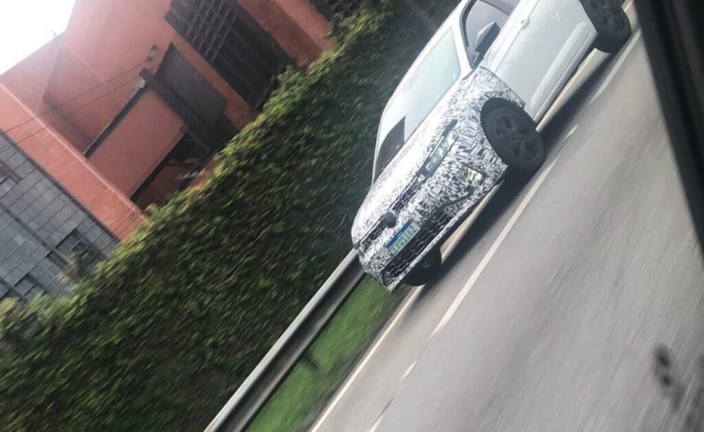 Novo VW Virtus GTS camuflado flagrado pela frente, em um ângulo diagonal.