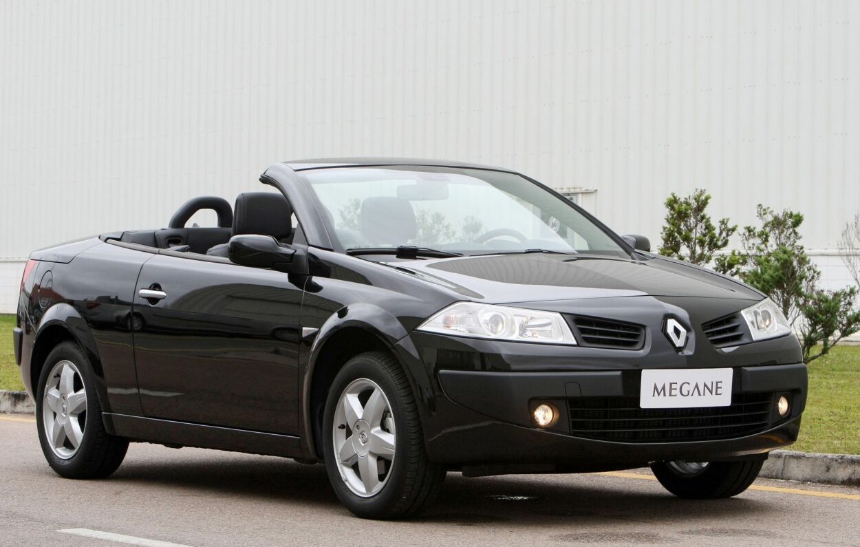 Renault Mégane Coupé Cabriolet preto de frente estacionado