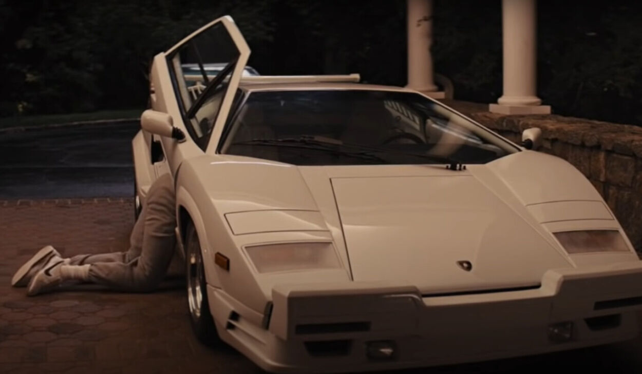  Lamborghini Countach 25th Anniversary branca em cena de "O Lobo de Wall Street". 