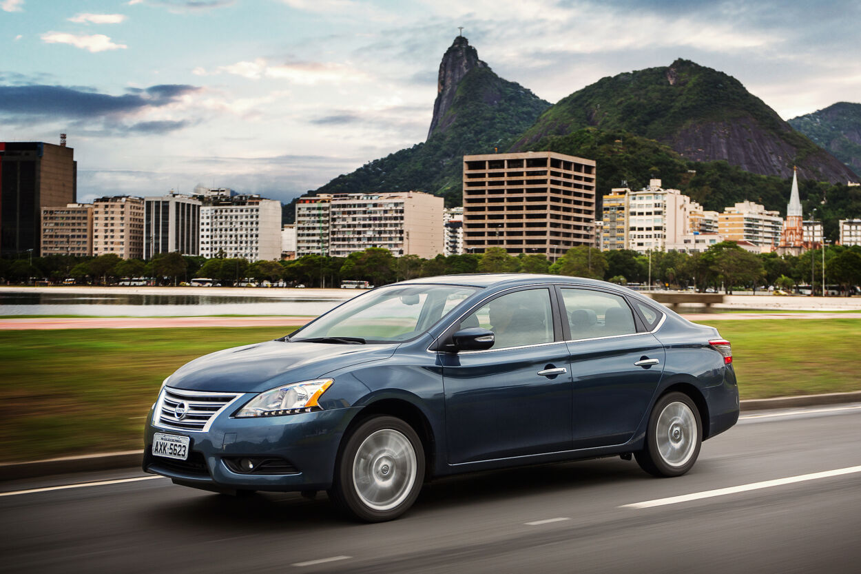 Nissan Sentra 2014 azul de frente em movimento