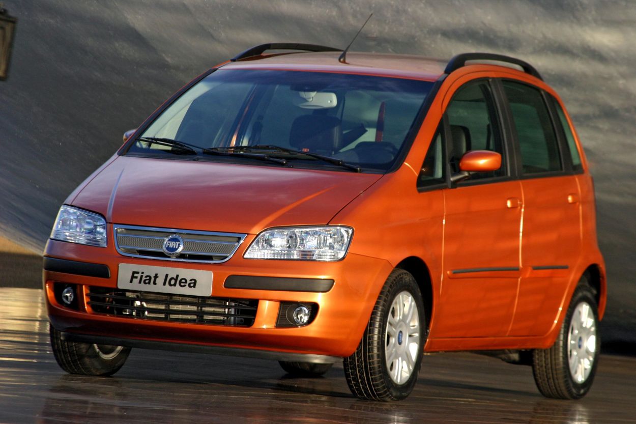 Fiat Idea laranja de frente em movimento