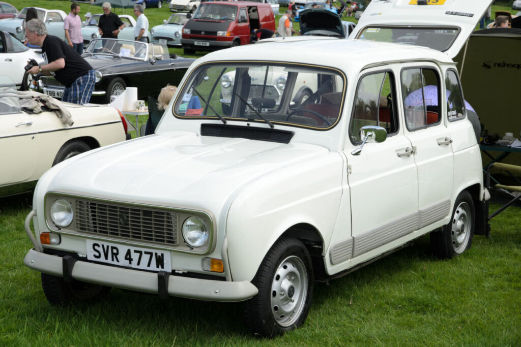 Renault 4 (1981) branco visto da diagonal frontal estacionado.