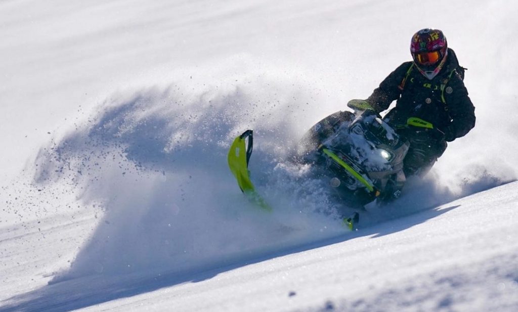 Ken Block pilotando snowmobile.