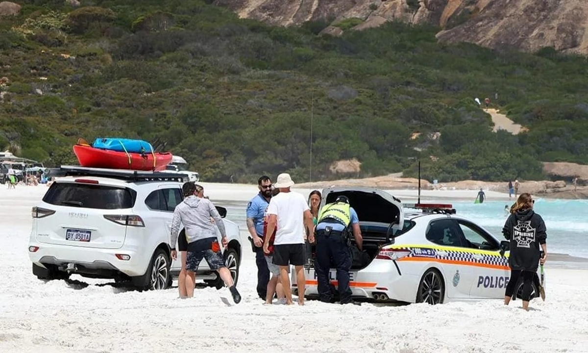 Carro de polícia atola na areia e é salvou por Isuzu MU-X.