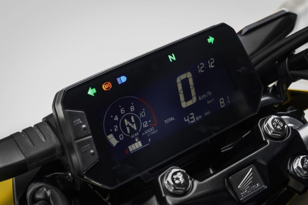 Honda CB 300F Twister modelo 2023 amarela detalhe painel digital estática no estúdio