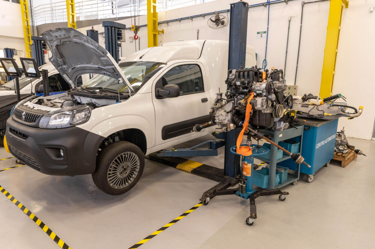 Troca do trem de força para um conjunto elétrico está primeiro sendo realizada em furgões da Stellantis, como o Peugeot Rapid e a Fiat Fiorino