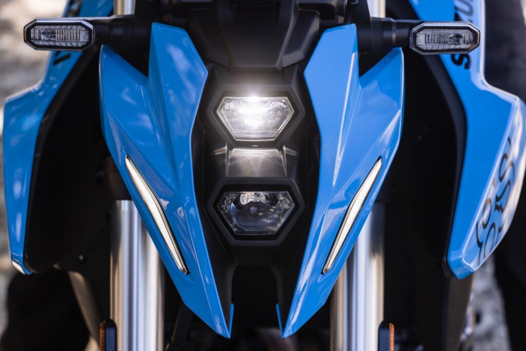 Suzuki GSX-8S modelo 2023 azul e preto detalhe carenagem dianteira farol estática no estúdio